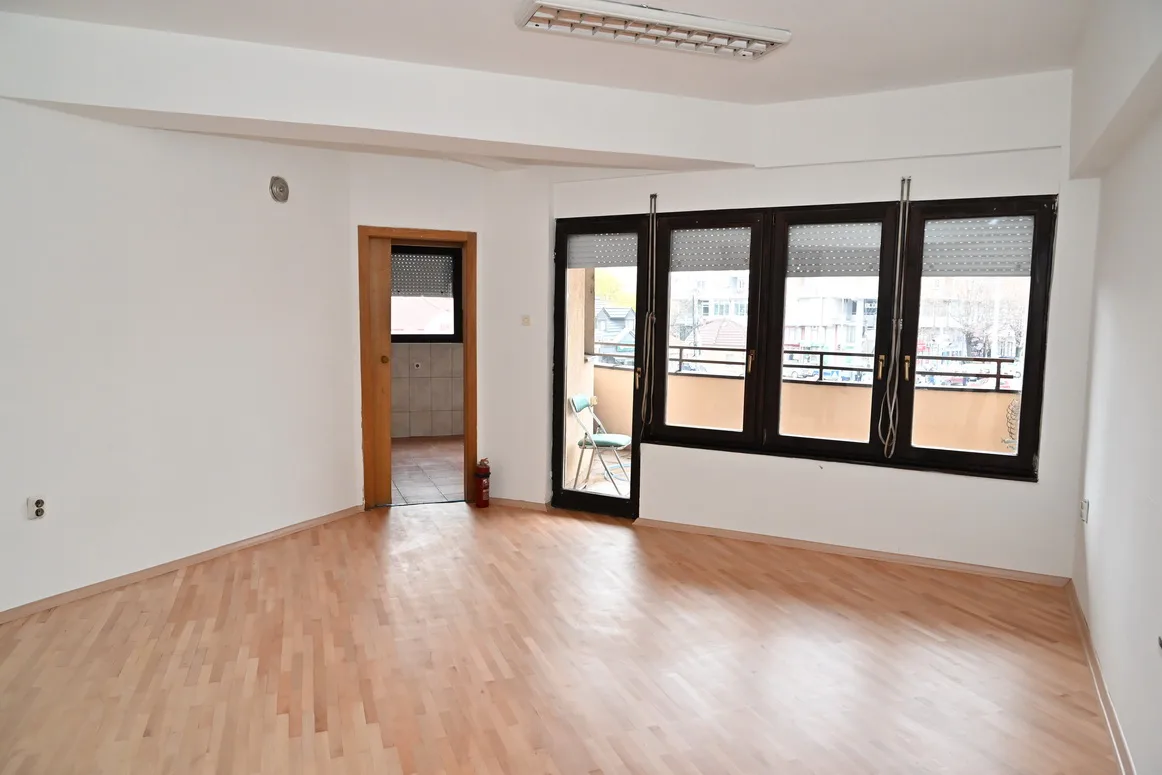 Се продава стан со можност за пренамена во деловен простор – 92м², Куманово