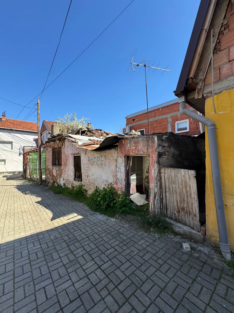 Се продава стара куќа на ул. Живко Чало, во населба Карап Маала – Куманово.