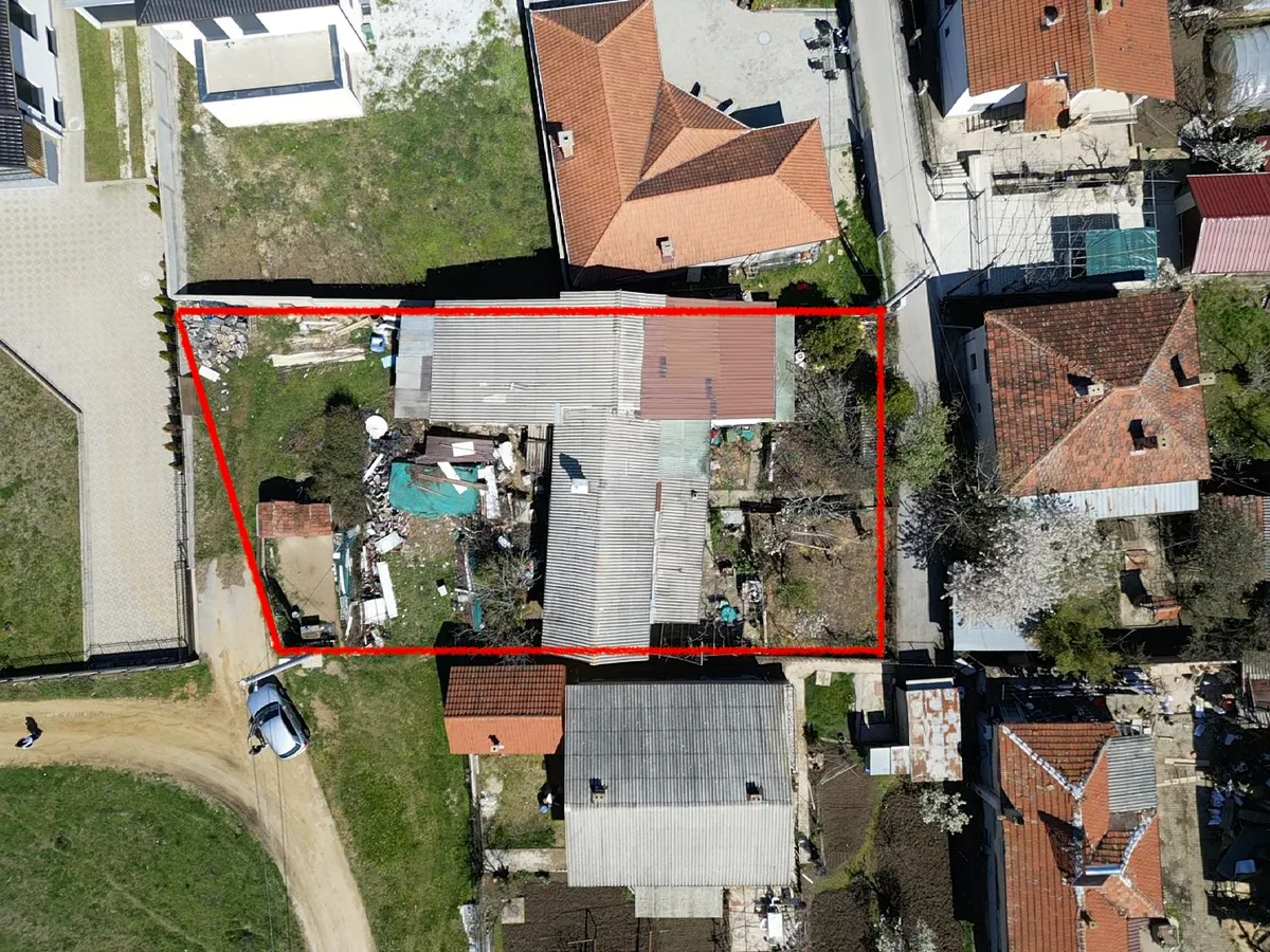 Се продава куќа со хала и дворно место во Куманово, наспроти Железничка станица.