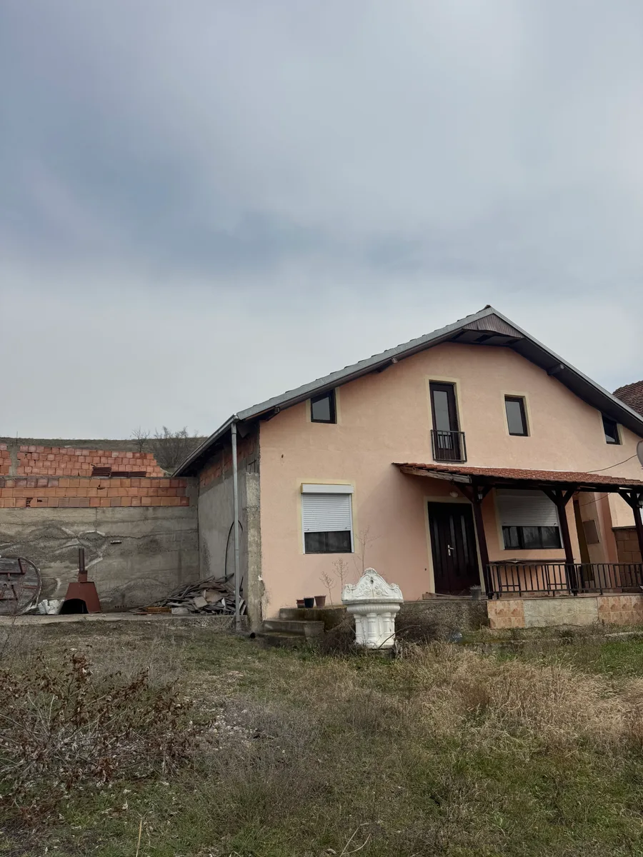 Се продава викендица со земјиште во Војник