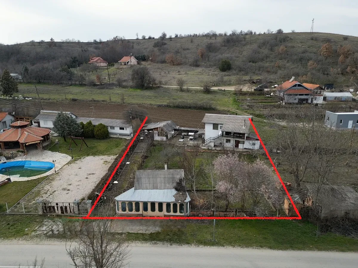 Се продава викенд куќа во Челопек