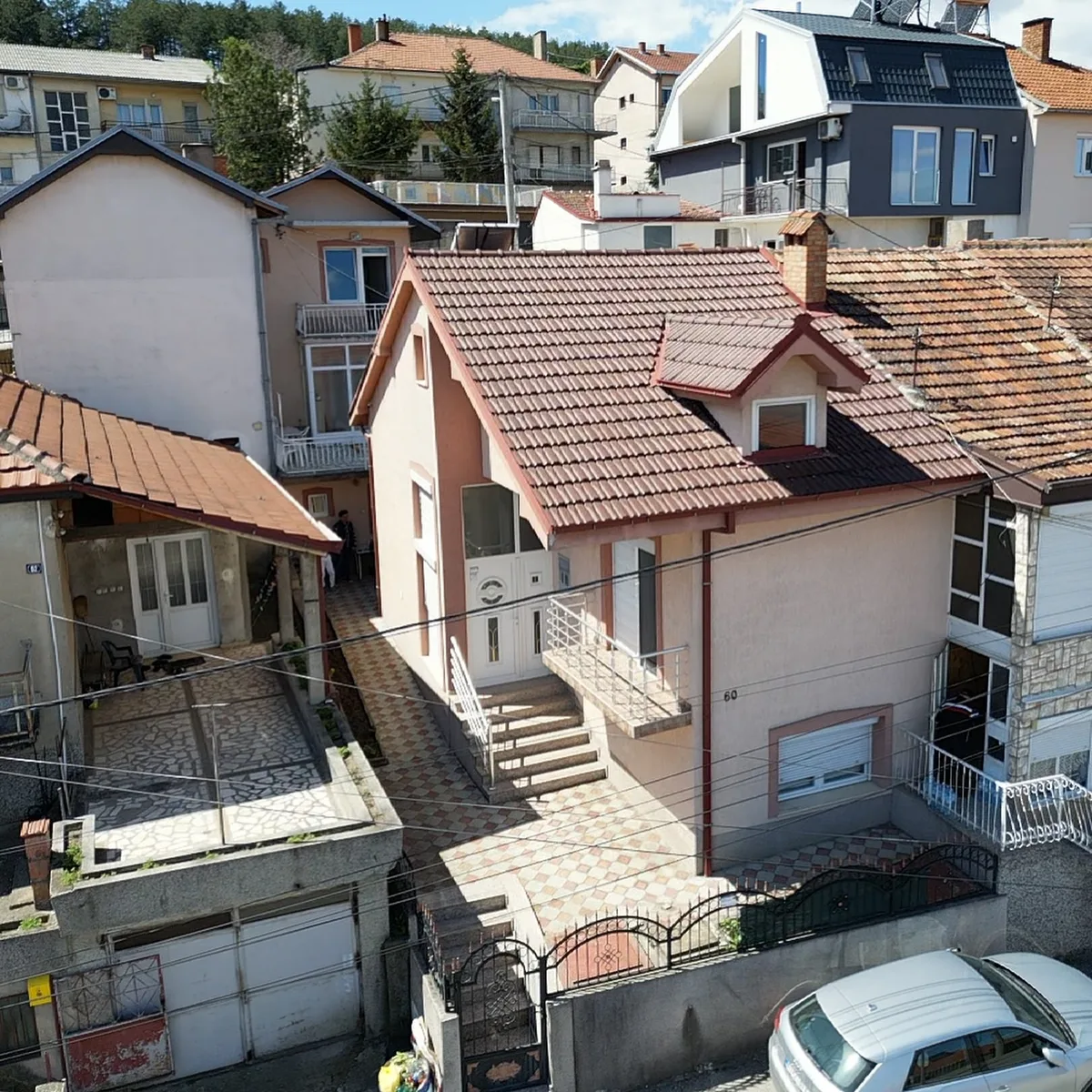 На продажба две куќи со двор – Куманово